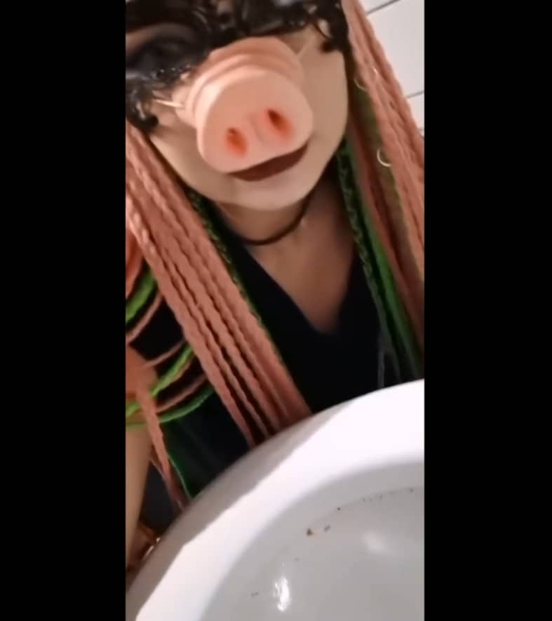 Kinky Miss Piggy Extreme Waste Eating in Toilet